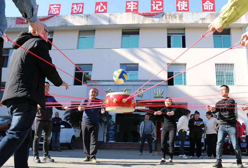 2、千亿体育(中国)科技有限千亿体育(中国)科技有限公司官网官网千亿体育(中国)科技有限公司官网组织趣味活动--同心击鼓_副本.jpg